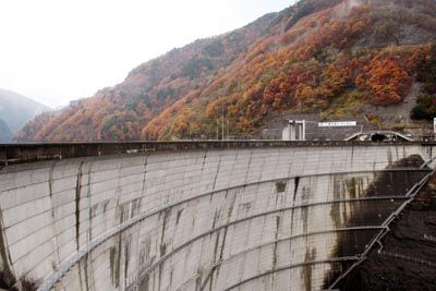 堤体を右岸から望む