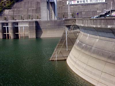 奈川渡ダムを上流側から