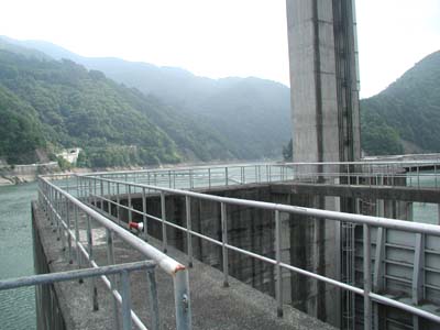 かなり巨大な余水吐