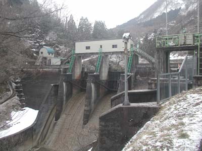 下流側から見た堤体