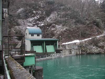 ダム湖と取水設備