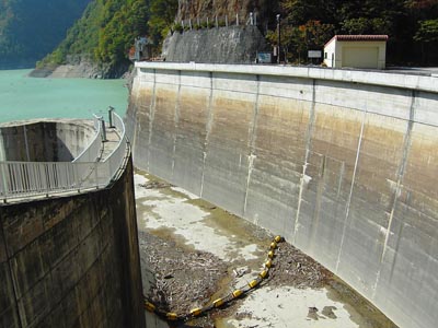 洪水吐と導流路上部