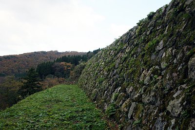 七尾城本丸石垣と帯郭