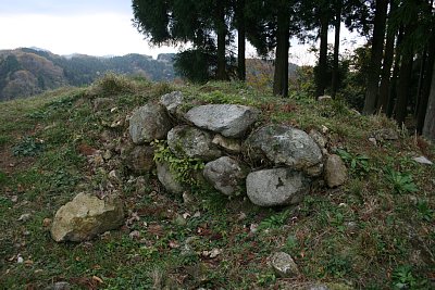 七尾城本丸にある石積跡