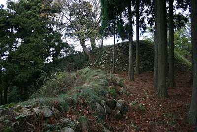 本丸から桜馬場への通路にある土塁と石積