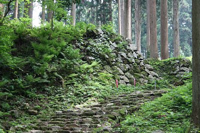 古道の左側にある石垣