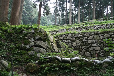 古道が左に曲がる桝形地形となっています