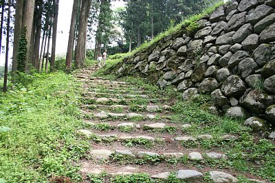 大手道から遊佐屋敷方面への石段