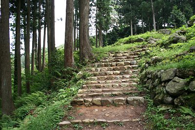 遊佐屋敷方面への石段