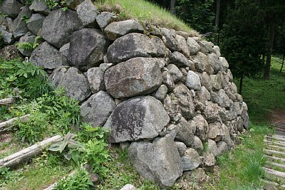 石段を守る石垣は野面積み