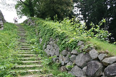 石段を守る石垣は低い造りです