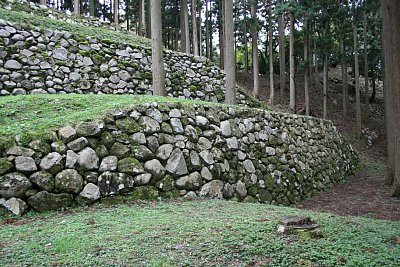 桜馬場北側の石垣群は３段に分かれている