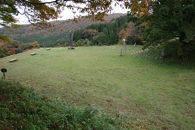 土塁上から見た本丸全景