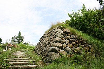 七尾城本丸への階段と石垣