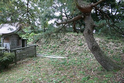 城山神社南側にも土塁が