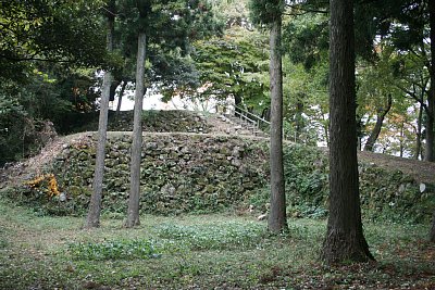 温井屋敷跡から見た石垣群