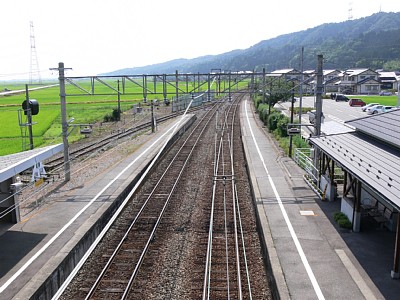 跨線橋からホームを見る