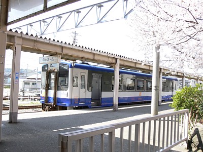 七尾駅に停車するのと鉄道の普通列車