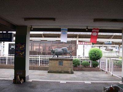 津幡駅ホームにある牛の銅像です