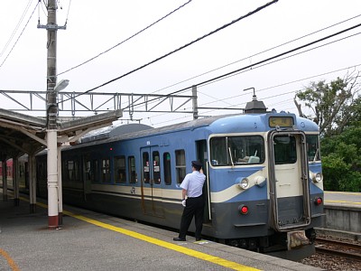 高松駅に停車する415系800番台電車