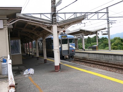 高松駅を発車する415系800番台電車