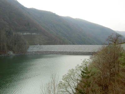 堤体を上流から見る
