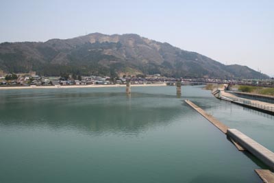 天端上から上流を見る