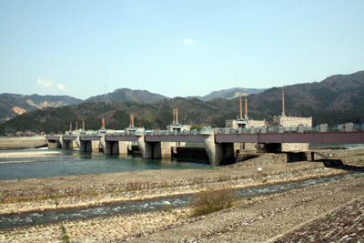 下流側から見た堰全景