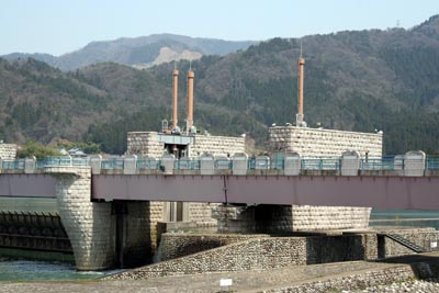 下流右岸から堤体を見る
