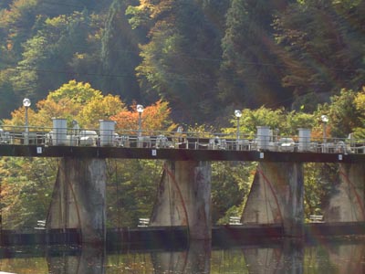 左岸上流側から堤体を見る