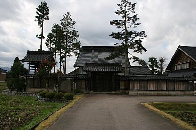 野尻城跡には徳仁寺があります