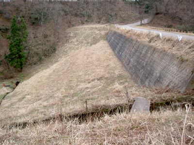 左岸から放流路と堤体を見る