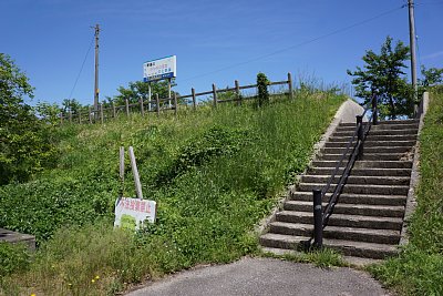 前波駅ホームへの階段