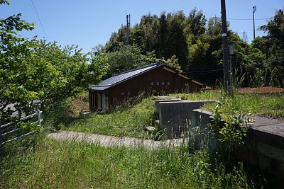 ホーム下には矢波集会所がありました