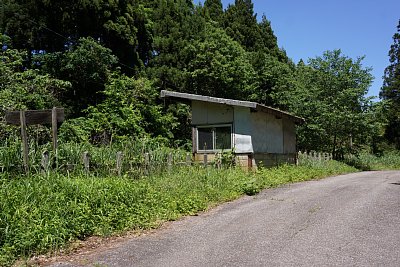 藤波駅は、集落のはずれにあります