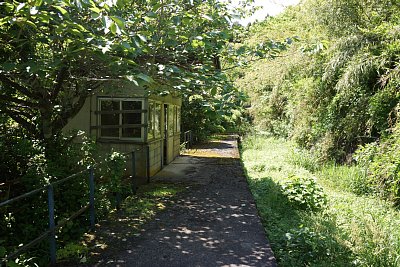 羽根駅待合所とホーム