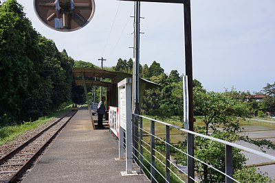 ホームの向こうからトロッコが来ました