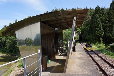 恋路駅待合所に奥能登トロッコ鉄道が