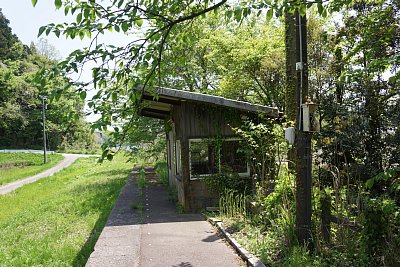 中居駅待合所とホーム