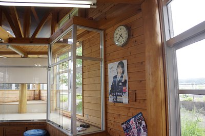駅舎内は待合所になっていました