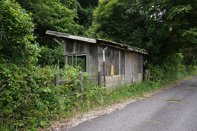 古君駅待合所