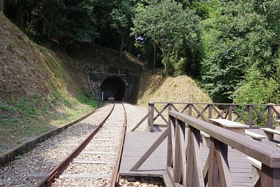 宗玄トンネル手前に停留所があります