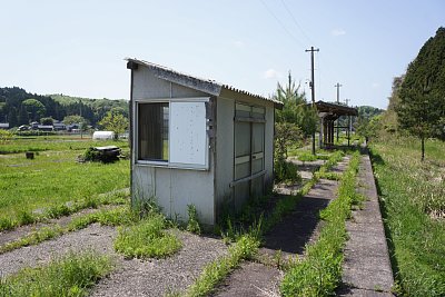 島式ホームに待合所と上屋があります