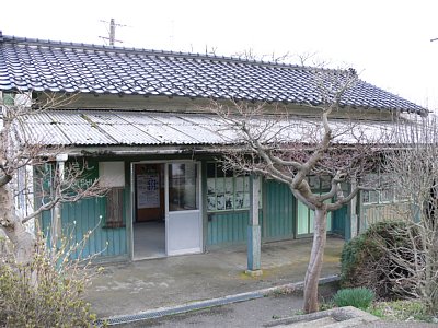 駅舎をホームから見る