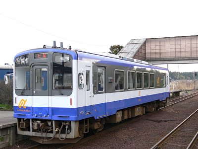 能登中島駅に停車するＮＴ200型気動車