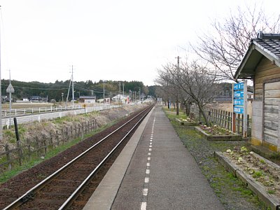 笠師保駅ホームから下り方向を見る