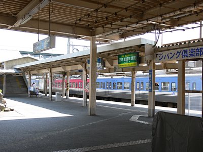 JR、のと鉄道とも普通列車はこの駅が始発