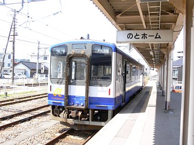 のと鉄道七尾-穴水間を走るＮＴ200型気動車