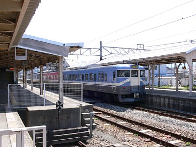 2番ホームに停車する415系800番台電車