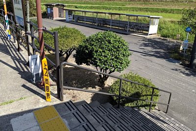 ホームに待合室もあります